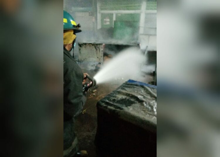 Bomberos extinguen incendio en zona del mercado de Ahuachapán