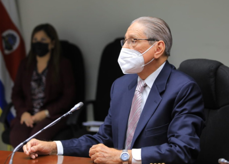 Expresidente del Órgano Judicial, Agustín García Calderón, durante su citatorio en la Comisión por sobresueldos en la Asamblea Legislativa.