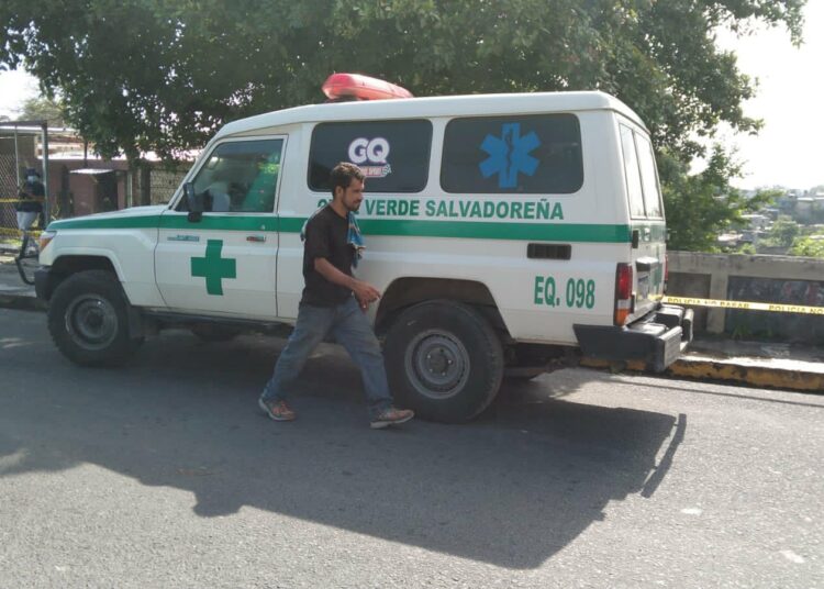 Hombre se quita la vida al lanzarse de un puente en San Miguelito, San Salvador