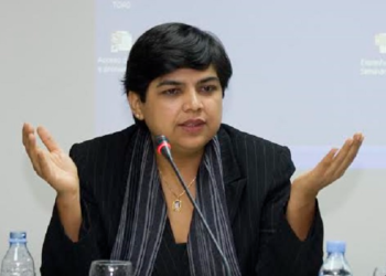Exministra Darlyn Meza dice que no está en el país y no llega al citatorio de la comisión por sobresueldos