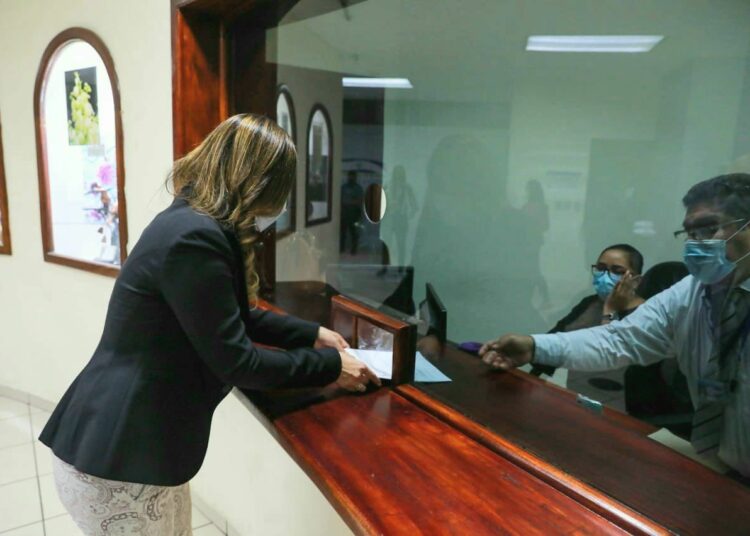 Directora del ISSS solicita a la Asamblea Legislativa retirar propuesta de reformas a la ley general de la autónoma