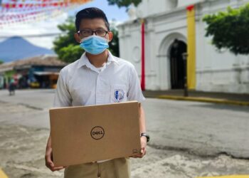 Gobierno continúa con la entrega de computadoras en Izalco