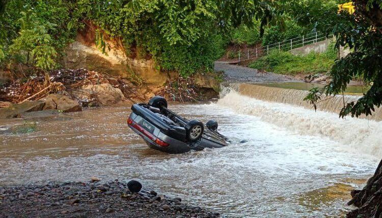 Hombre fallece tras intentar cruzar con su vehículo un río en Zacatecoluca