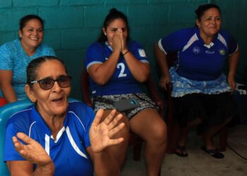 La madre del seleccionado de fútbol playa Melvin Segovia dijo sentirse orgullosa de su hijo