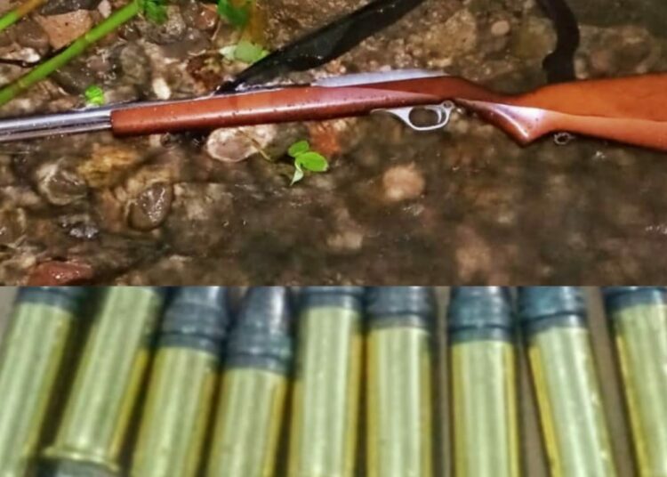 Delincuentes abandonan un fusil con 9 cartuchos ante presencia de policías