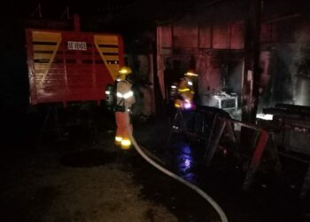 Bomberos controlan incendio en una carpintería en San Miguel