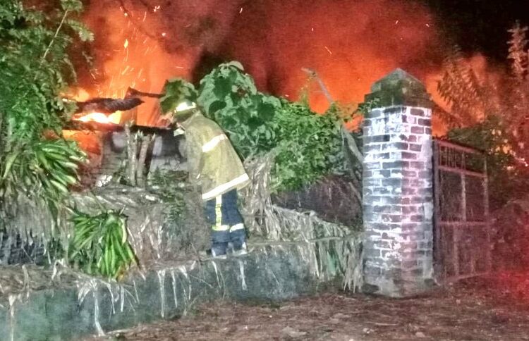Incendio consume vivienda de dos familias en Chalchuapa, Santa Ana