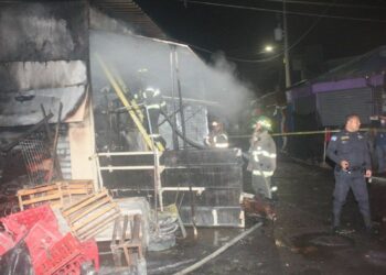 Incendio consume siete comercios informales ubicados en el centro de San Salvador