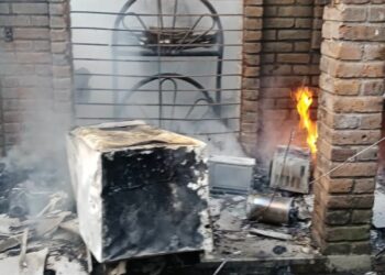 Incendio consume vivienda de colonia Satélite, San Salvador