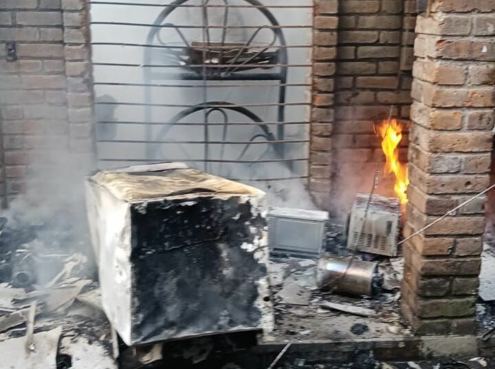 Incendio consume vivienda de colonia Satélite, San Salvador