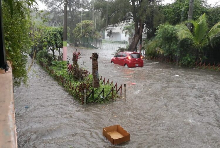 MARN emite advertencia de riesgo de inundaciones urbanas y deslizamientos en San Salvador, Santa Ana y Sonsonate