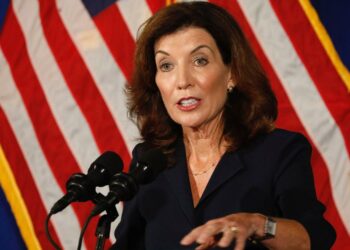 La gobernadora de Nueva York reveló 12,000 muertes extra por COVID-19 que no fueron reportadas por su antecesor