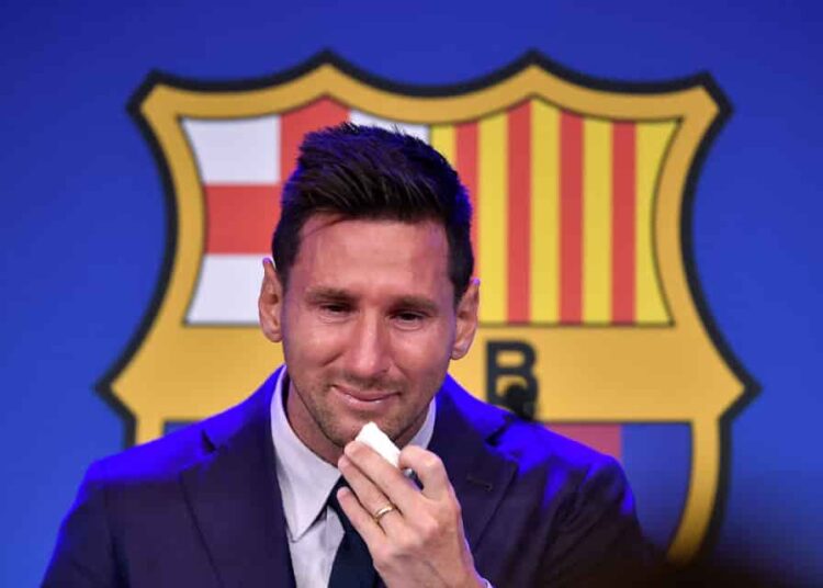 Ponen en venta el supuesto pañuelo que Messi usó en su despedida del Barcelona por un millón de dólares con «material muco-genético» para clonar