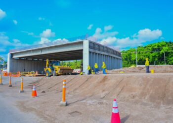 MOP avanza en la construcción de paso a desnivel en autopista a Comalapa