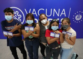 Salud registra masiva asistencia de menores de edad para inmunización contra la covid-19