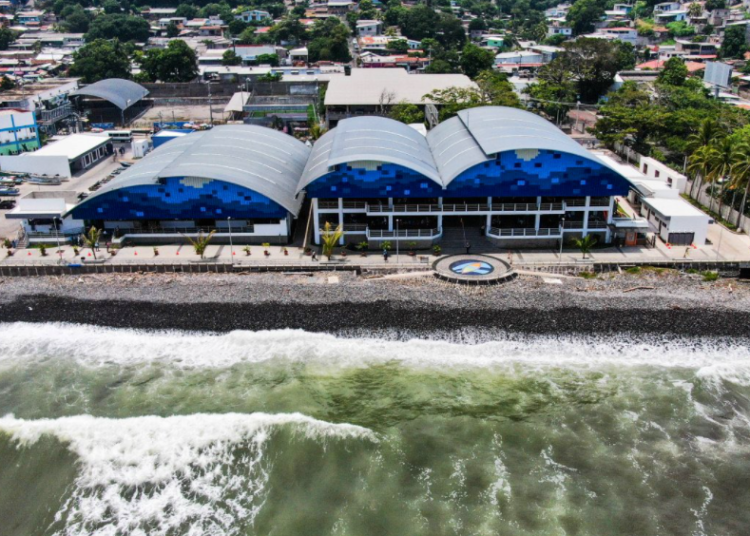 Medio Ambiente alerta por oleaje fuerte en la costa salvadoreña