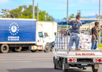 Gobierno entrega paquetes alimentarios en Sonsonate