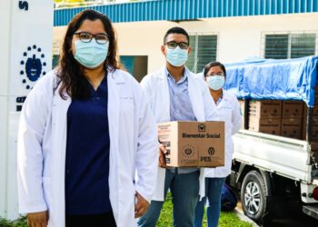 Gobierno entrega paquetes alimentarios al personal del Hospital Nacional de Zacatecoluca