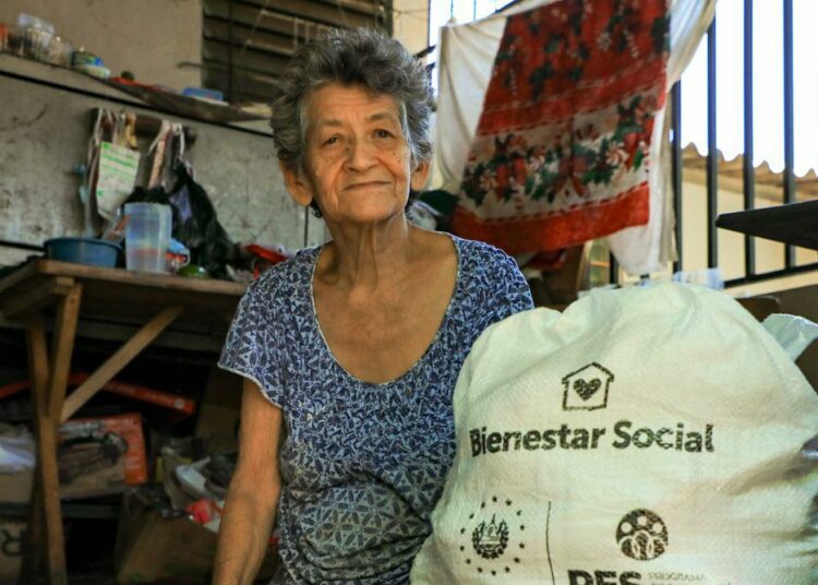 Gobierno entrega paquetes alimentarios en Sonsonate