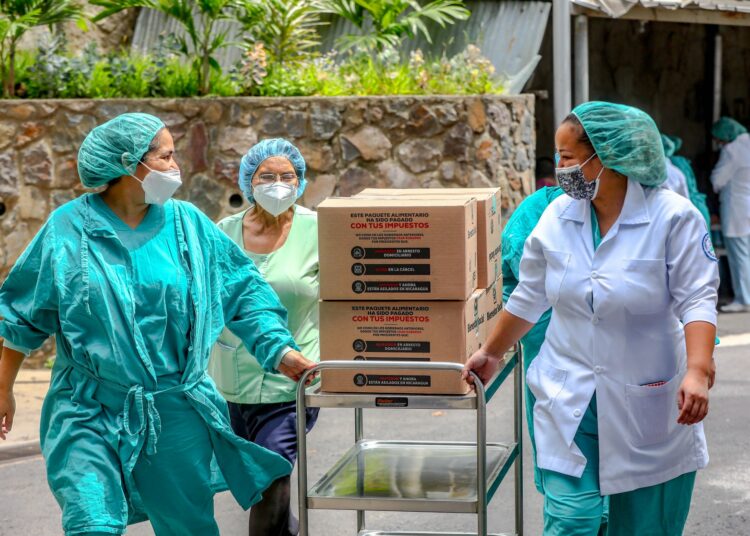 Gobierno entrega paquetes alimentarios al personal del Hospital Benjamín Bloom