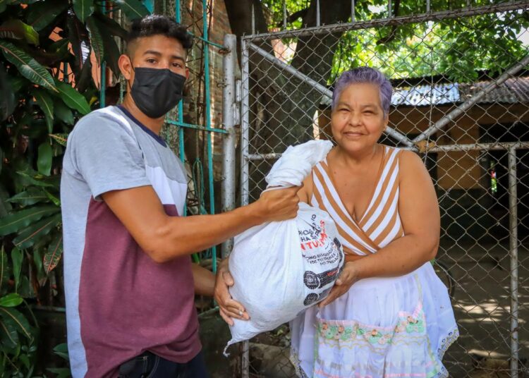 Gobierno entrega paquetes alimentarios en Sonsonate