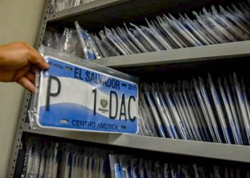 El Salvador inicia sistema de placas alfanuméricas