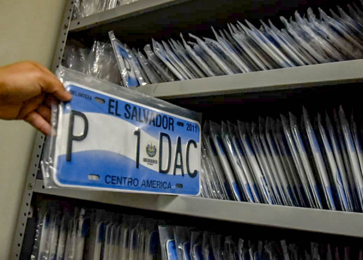 El Salvador inicia sistema de placas alfanuméricas