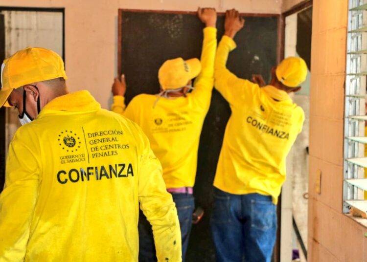 Privados de libertad realizan trabajos de mantenimiento en delegación policial en San Salvador