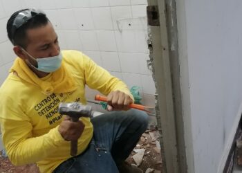 Privados de libertad realizan labores de reparación en el Hospital Nacional Zacamil