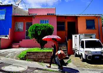 Habitantes de colonia Santa Lucía en Ilopango, regresan a sus hogares luego que se declarara zona de bajo riesgo