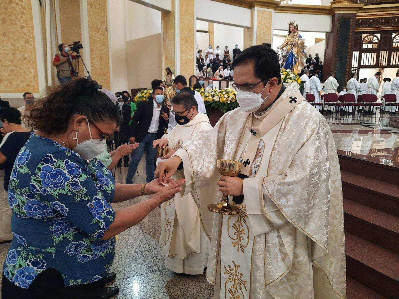 Así se celebró la misa en honor al Divino Salvador del Mundo en ...