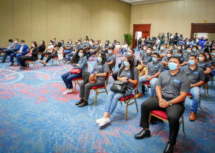 Segundo contingente de salvadoreños parte hacia Canadá para laborar por dos años