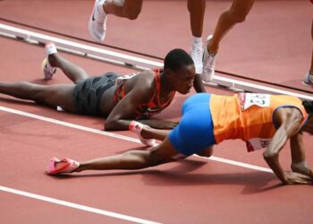 (VIDEO) Se cayó en la serie eliminatoria de los 1500 metros, pero remontó y terminó ganando la carrera