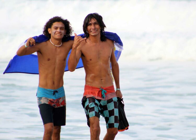 Los surfistas salvadoreños Jersson Erazo y Carlos Arenívar destacan en México