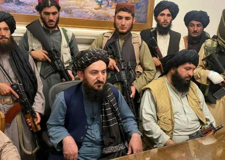 Afganistán: Talibanes discuten la conformación de un nuevo Gobierno mientras en las calles crece la desesperación