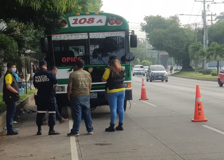 VMT realiza controles al transporte colectivo en diferentes puntos de El Salvador