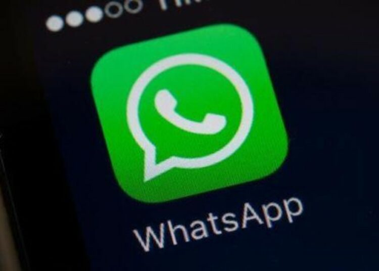 ¡Pilas! Por esta razón legal no debería utilizar los stickers en WhatsApp de la “niña coreana”