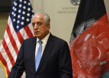 Afganistán: enviado de EE.UU. en medio de crisis entabla diálogo con talibanes en Qatar