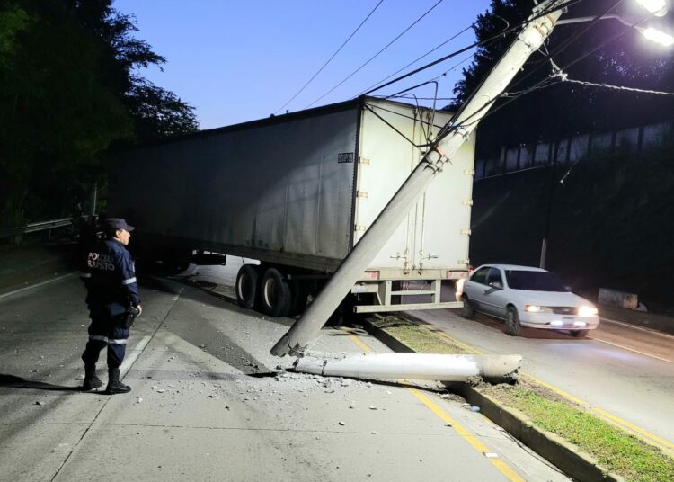 Tráiler sufre accidente sobre el Bulevar del Ejercito causando tráfico pesado
