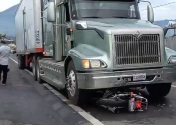 Se reporta motociclista fallecido al impactar contra rastra en carretera Ruta Militar, San Miguel