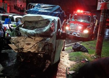 Bomberos rescatan a dos jóvenes lesionados tras fuerte accidente en el Jalacatal, San Miguel