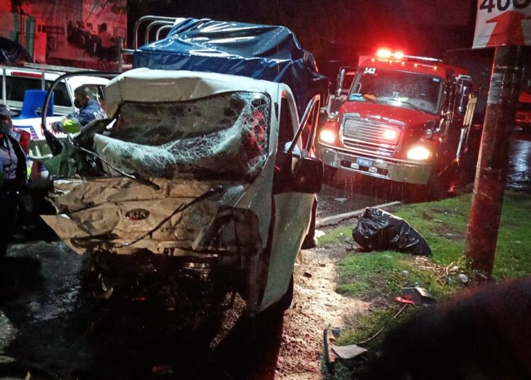 Bomberos rescatan a dos jóvenes lesionados tras fuerte accidente en el Jalacatal, San Miguel
