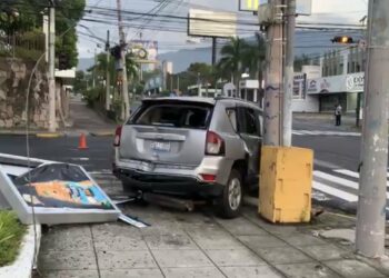 Se reporta accidente entre camioneta y microbús en Paseo General Escalón
