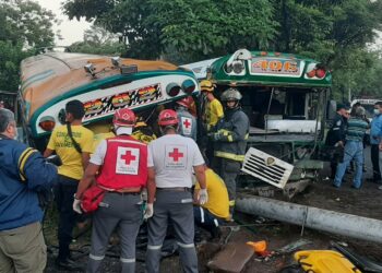 Choque entre dos autobuses en cercanías de Termos del Río deja al menos diez personas lesionadas