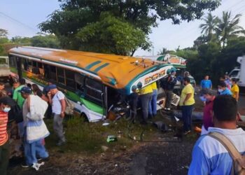 Choque entre dos autobuses en cercanías de Termos del Río deja al menos diez personas lesionadas