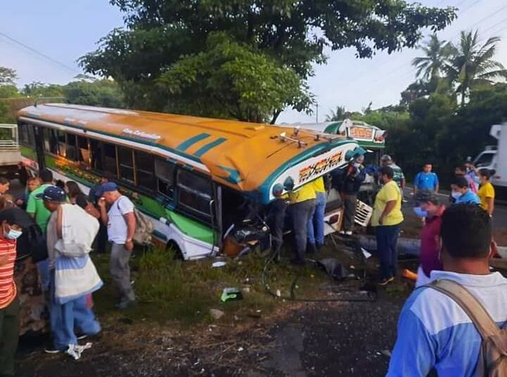 Choque entre dos autobuses en cercanías de Termos del Río deja al menos diez personas lesionadas