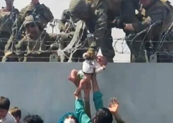 (VIDEO) Un padre desesperado por huir le entrega su bebé a un soldado estadounidense en el aeropuerto de Afganistán