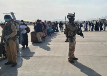 Dos congresistas de EE. UU. visitan Kabul en medio de evacuación