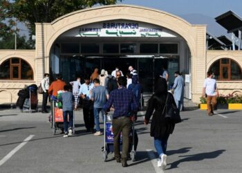 (VIDEO) Reportan un incendio en el aeropuerto de Kabul donde miles de personas esperan la evacuación de Afganistán