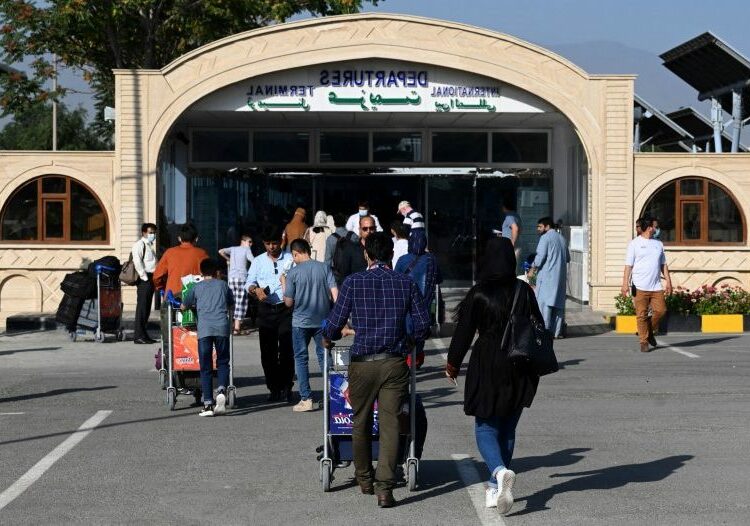 (VIDEO) Reportan un incendio en el aeropuerto de Kabul donde miles de personas esperan la evacuación de Afganistán